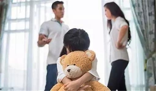 小孩打架父母吃瓜,父母“吃瓜”现象引发社会关注