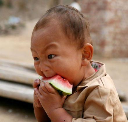 男孩吃瓜的成语,男孩吃瓜的成语故事