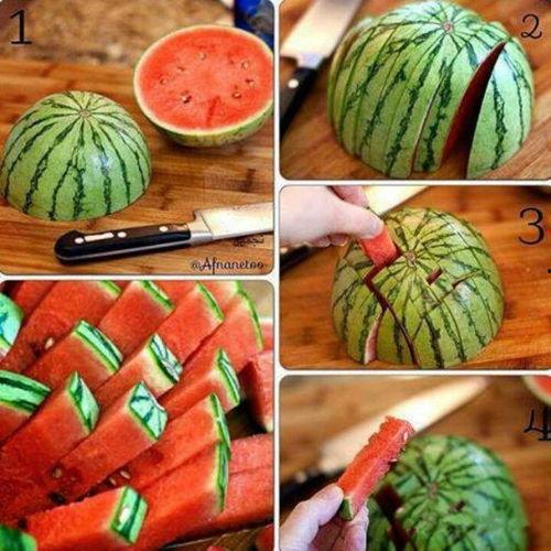 小孩过年桌上吃瓜