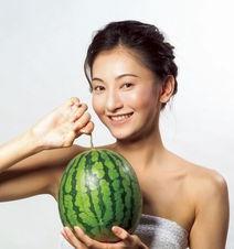 美女吃海南麒麟瓜