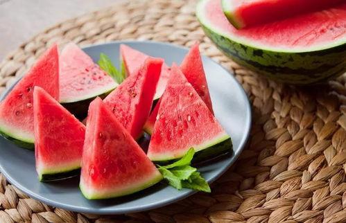 在朋友旁边吃瓜,共享欢乐时光