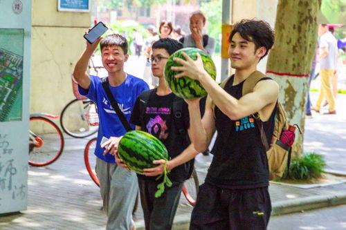 兰州吃瓜事件高校,高校学子热议校园现象背后的文化反思